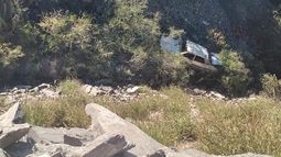 Ripio. El conductor perdió el control del auto y sufrió lesiones.