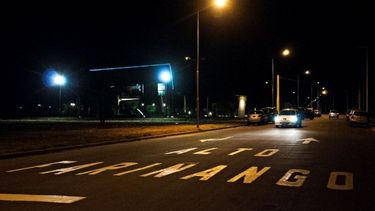 acusados de golpear a un joven seguiran detenidos