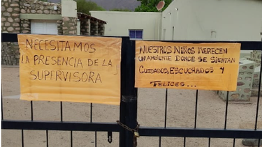 padres toman la escuela n°92 en belen y reclaman presencia de autoridades