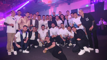 La primera fiesta con todo el plantel y cuerpo técnico incluido.