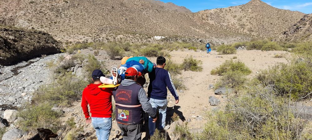 DIFICULTADES. PARA LLEGAR AL PARAJE SOLO SE LO PUEDE HACER A PIE Y TUVO QUE ASISTIR DEFENSA CIVIL DE LA COMUNA.
