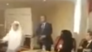 Murió mientras daba un discurso y quedó registrado