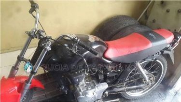 Atraparon a dos sujetos con una moto robada