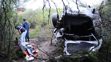 Una pareja debió ser rescatada por bomberos tras volcar su auto