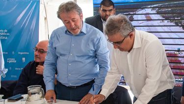 El gobernador Raúl Jalil firmó convenio con Vialidad Nacional para el ejecución de obras.&nbsp;