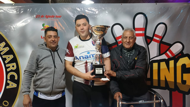 Raúl Mercado (centro) fue el ganador del torneo junto al homenajeado Hugo Herrera (derecha)