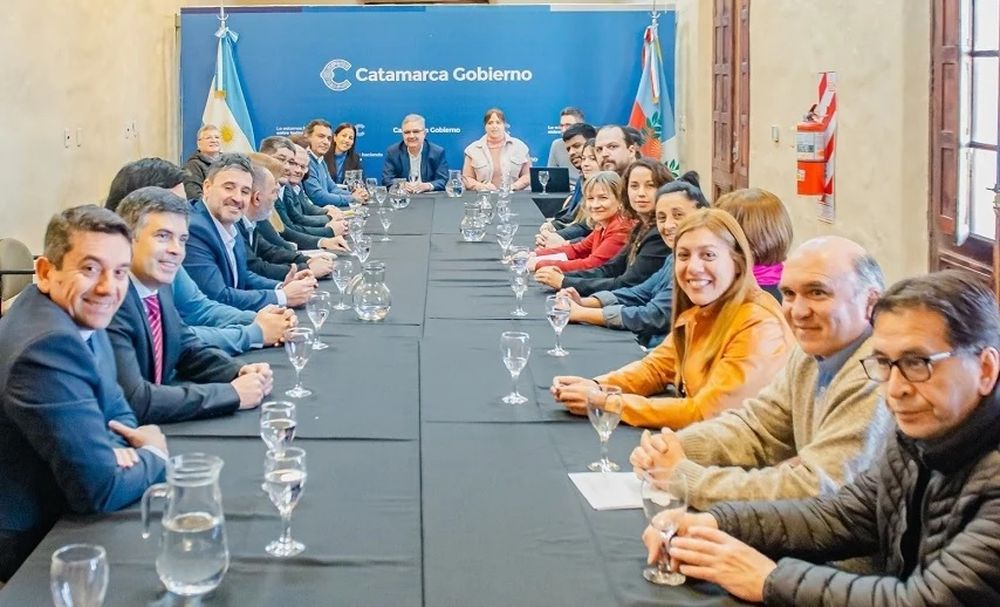Diálogo. El gobernador vuelve a convocar a los legisladores de su sector para intercambiar opiniones.