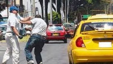 Atacó con una cadena al remisero que rozó su auto