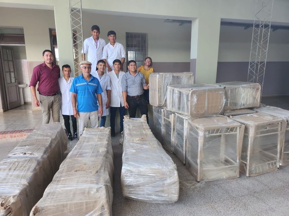El Ministerio de Educación entregó mobiliario a escuela secundaria de El Alto4.jpg