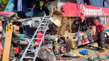 once muertos y mas de 40 heridos dejo el choque entre un autobus turistico y un camion en brasil