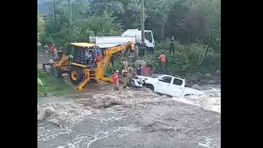 El Rodeo. Una camioneta fue rescatada del cauce