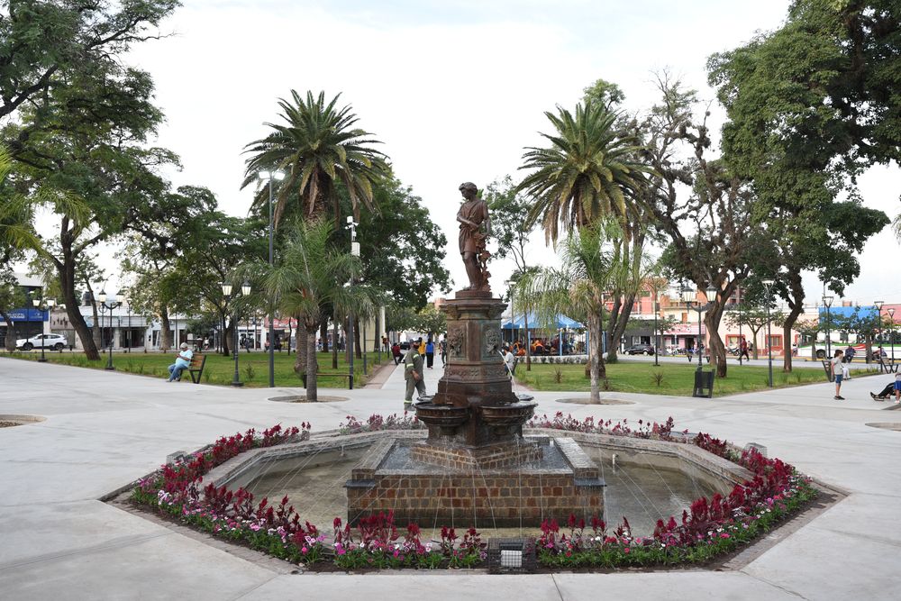 Cambio. Renovada, la Plaza 25 de Agosto se integró al circuito turístico del centro de la Capital.