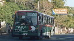 Chocó su moto con un colectivo y terminó internada