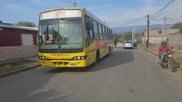 colectivo choco contra un auto en polcos