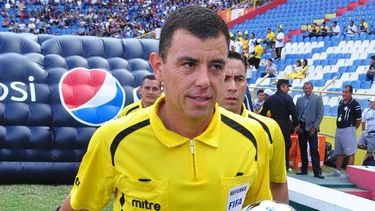 un arbitro salvadoreno dirigira argentina-bosnia