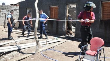 Se cayó un árbol sobre una vivienda y atrapó a una familia