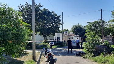 Pericias. La fiscalía y peritos en la casa del brutal incidente.