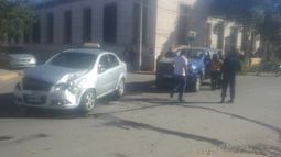 Encontronazo entre dos vehículos dejó daños materiales