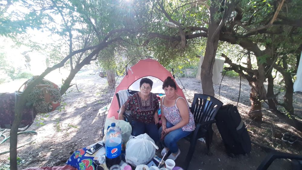 Desesperadas. Pasaron días enteros en una carpa a modo de protesta y para seguir en el terreno de la vivienda.&nbsp;