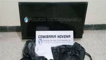 Sorprendieron a un ladrón, llevándose un televisor a cuestas