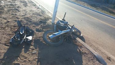 un motociclista choco contra un poste del alumbrado publico