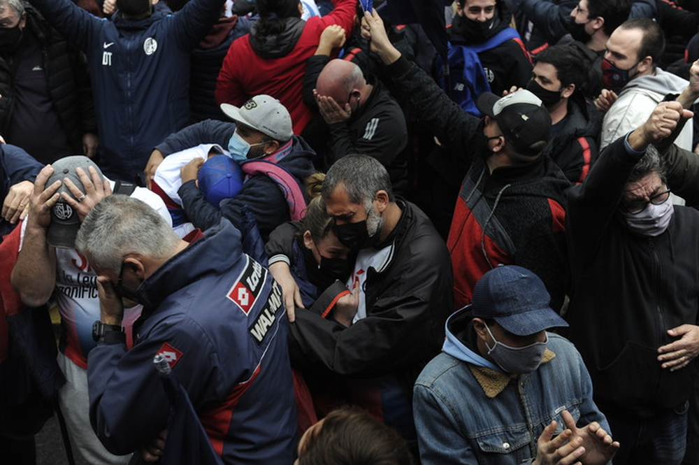 Año 2021. Los hinchas de San Lorenzo festejan la aprobación del proyecto de ley de Rezonificación de Boedo, que permite el regreso del club a su barrio.
