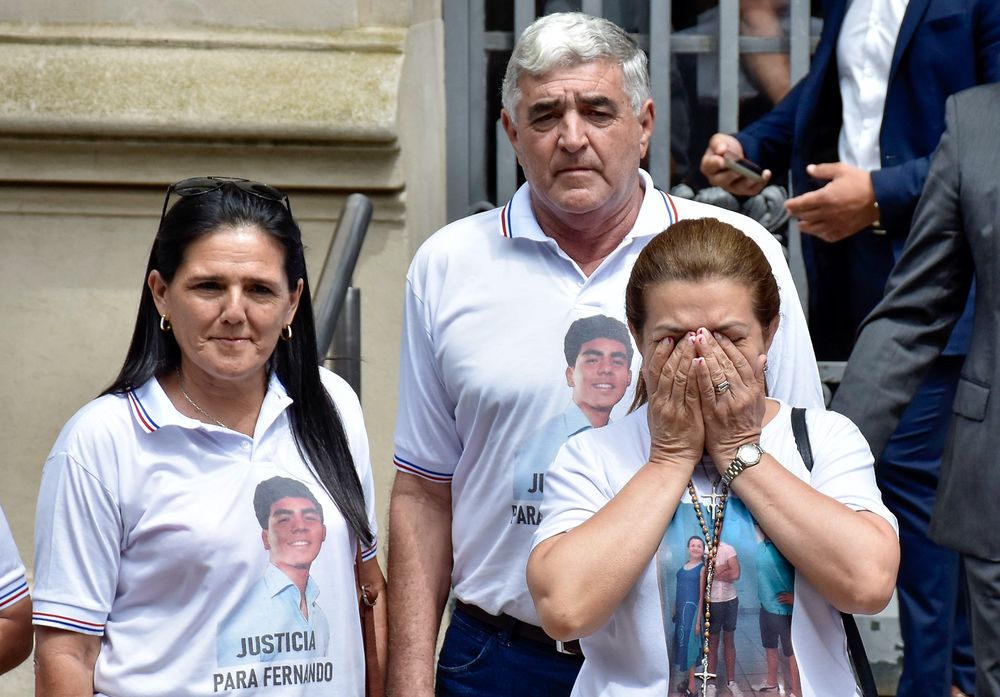 Madre. La progenitora de Fernando se emocionó con el apoyo que recibió a la salida del juicio.