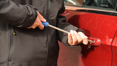 imputaron a dos hombres por intentar sustraer elementos de un auto