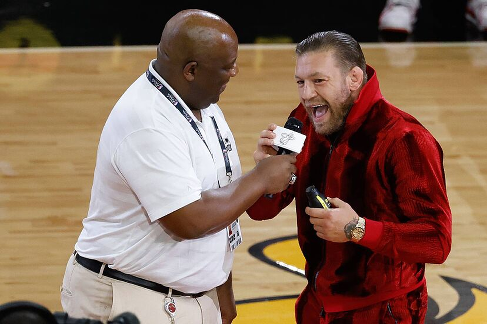 Conor McGregor durante la final de la NBA