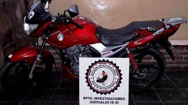 Secuestran una motocicleta armada