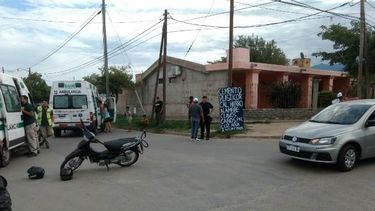 Una mujer y dos niños heridos tras un choque