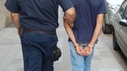 Un adolescente se puso violento porque le impidieron colarse en una fiesta