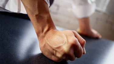 Golpeó a su madre, se atrincheró en la casa y dañó el mobiliario