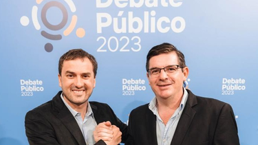 Fernando Navarro, junto al candidato a intendente Francisco Monti en lo que fue el debate de la semana pasada.&nbsp;