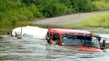 vecinos de anjuli piden asistencia: un camion fue tapado por el rio