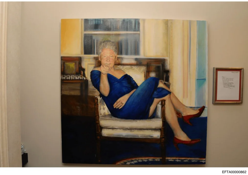 Una de las imágenes recuperadas por la investigación del caso Jeffrey Epstein muestra al expresidente Bill Clinton vestido en azul. Foto: Agencia NA (captura documentos).