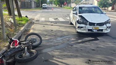 accidente vial: motociclista impacto contra un taxi en el norte de la capital