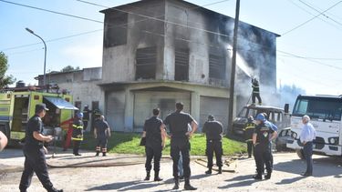 Dos muertos en incendio de una distribuidora química