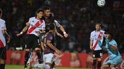 De cabeza. Maximiliano Meza abrió el marcador del partido en el segundo tiempo.&nbsp;