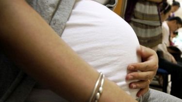 Feo momento: clientes acusaron a una mujer de fingir un embarazo para pasar antes