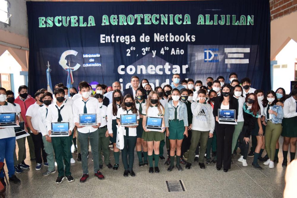 Educación entregó netbooks en Monte Redondo y Alijilán2.jpeg