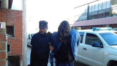 El joven que asesinó de una puñalada a su padre no declaró