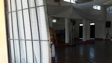 Se llevó el portón por delante y terminó en el Hospital