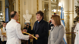 El Presidente encabezó la ceremonia de ascenso de oficiales de las Fuerzas de Seguridad El Presidente encabezó la ceremonia de ascenso de oficiales de las Fuerzas de Seguridad