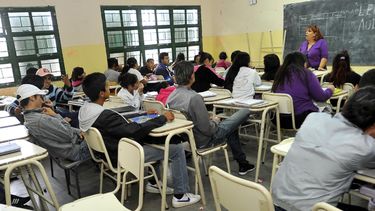 7 de cada 100 estudiantes finalizan la secundaria  en tiempo y forma