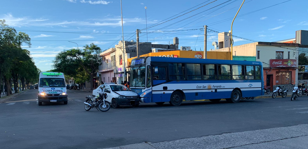 Choque en la intersección de avenida Belgrano y calle Maipú.