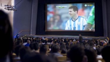 en el cine, a sala llena, los catamarquenos vivieron el partido de la seleccion
