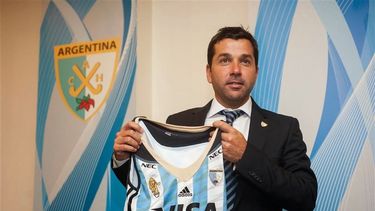 santiago capurro asumio al frente de las leonas