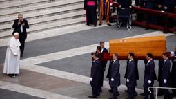 El papa Francisco despidió a Benedicto XVI.&nbsp;