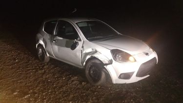 susto tras el despiste e impacto de un auto en la cebila